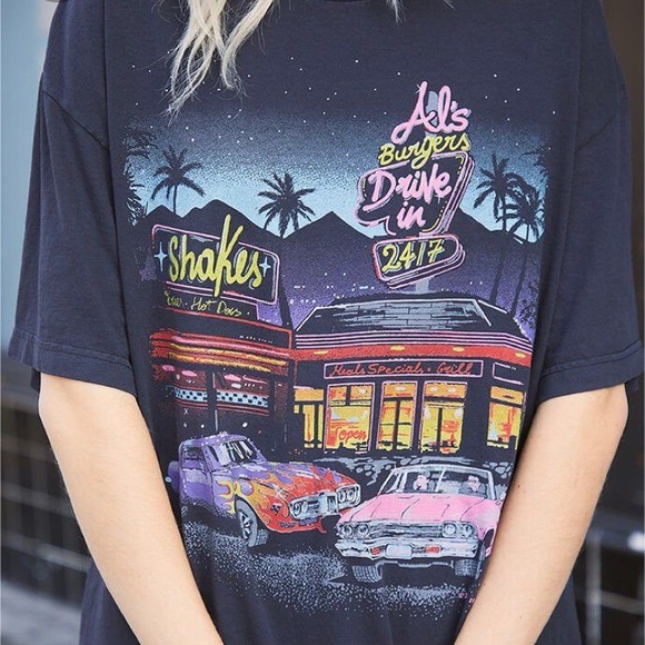 Surprise Vintage Graphic Tee - Picture 6 of 6